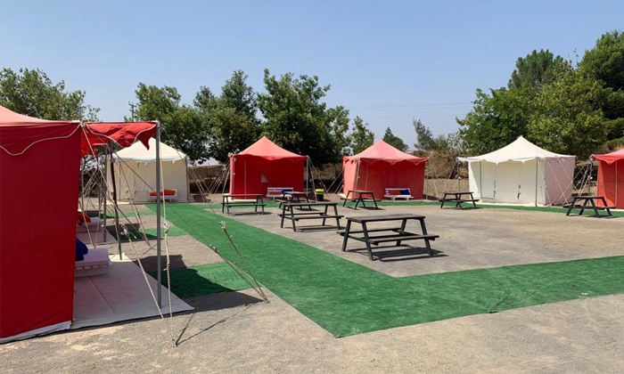 מתחם אוהלים ממוזגים עם בריכה