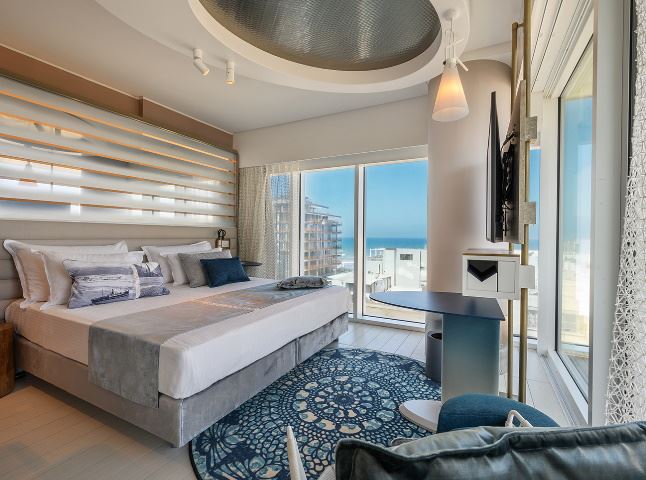 מלון עסקים ופנאי מודרני הממוקם בצפון נמל תל אביב, מציע חוויה אורבנית מול נוף הים והנמל.